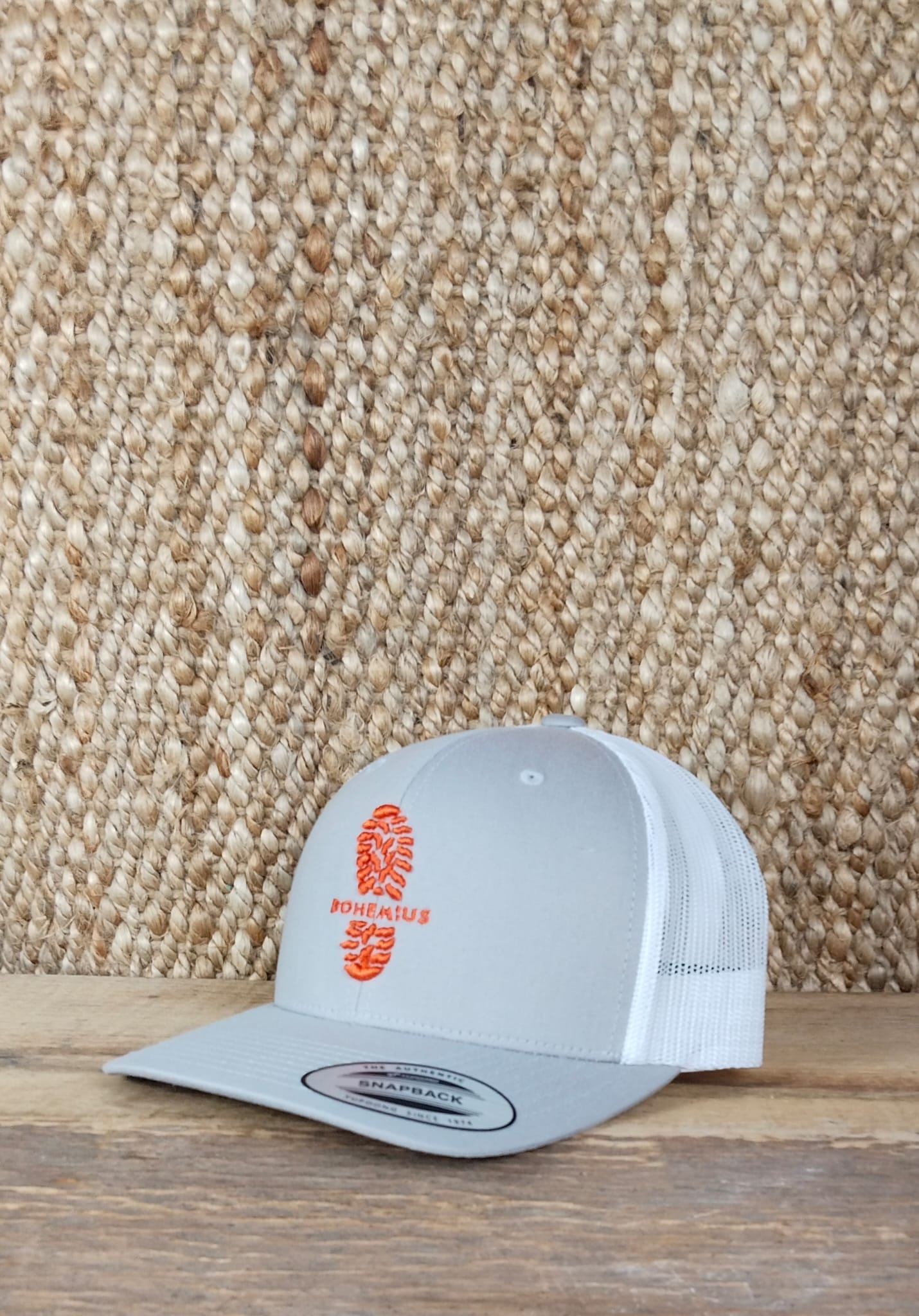GORRA GRIS/BLANCO BORDADO 3D NARANJA