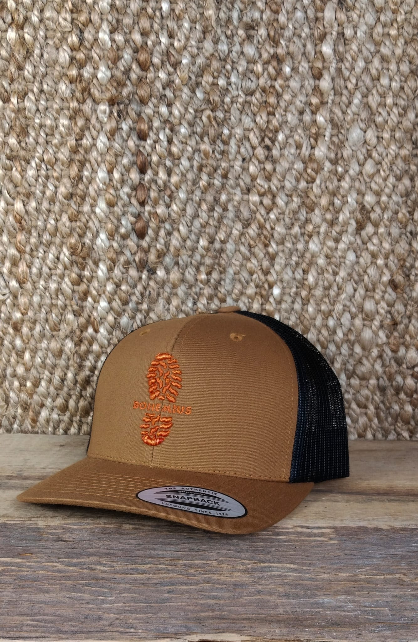 GORRA MARRON/NEGRO BORDADO 3D NARANJA