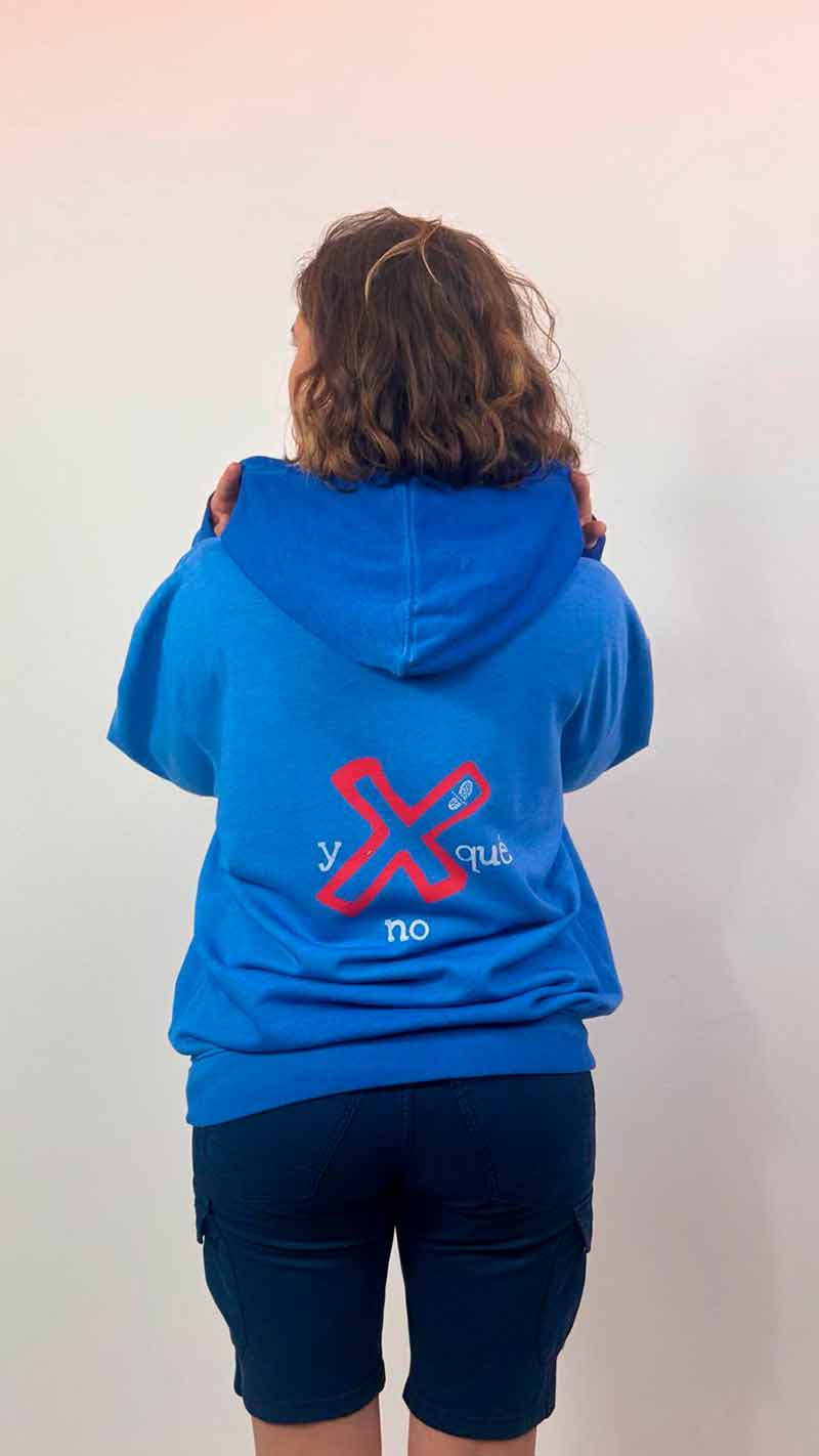 SUDADERA CON CAPUCHA Y X QUE NO AZUL