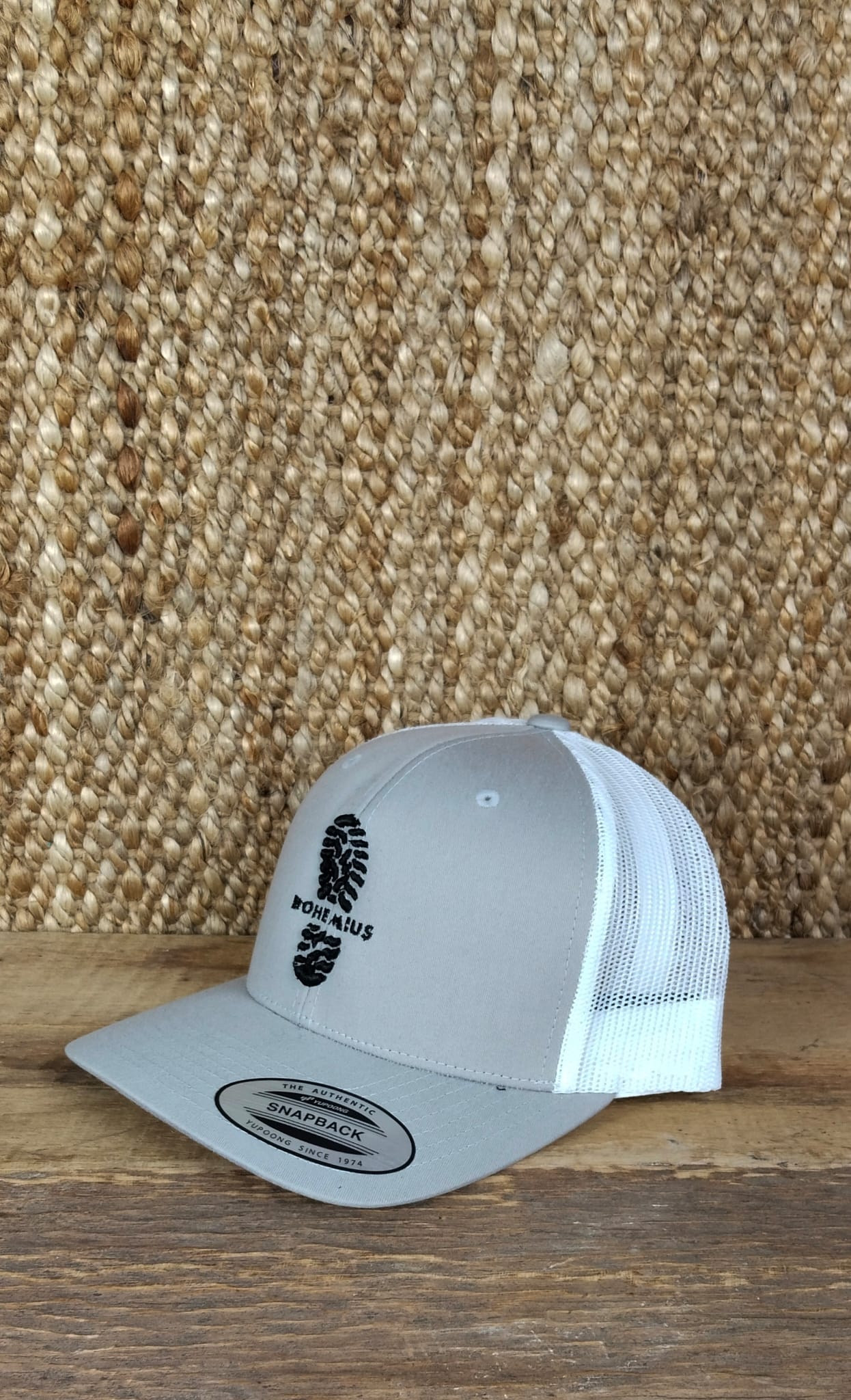 GORRA GRIS/BLANCO BORDADO 3D NEGRO