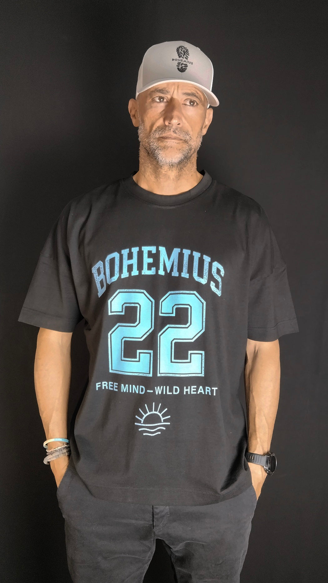 CAMISETA NEGRA HOMBROS CAIDO BOHEMIUS 22