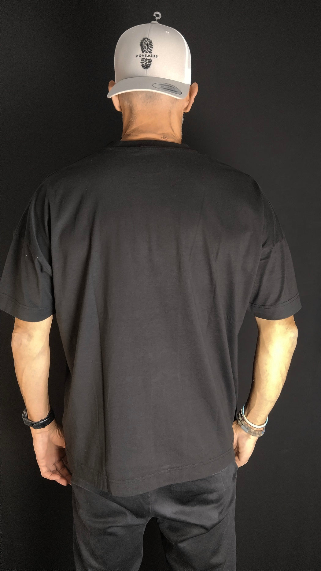 CAMISETA NEGRA HOMBROS CAIDO BOHEMIUS 22