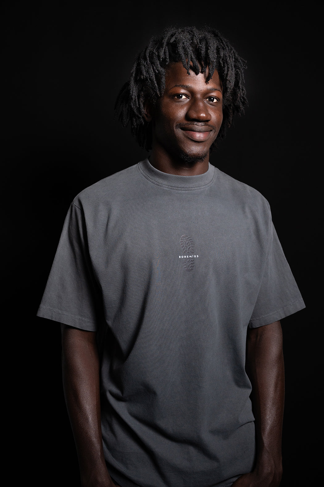 CAMISETA NEGRA BOHEMIUS VERTICAL