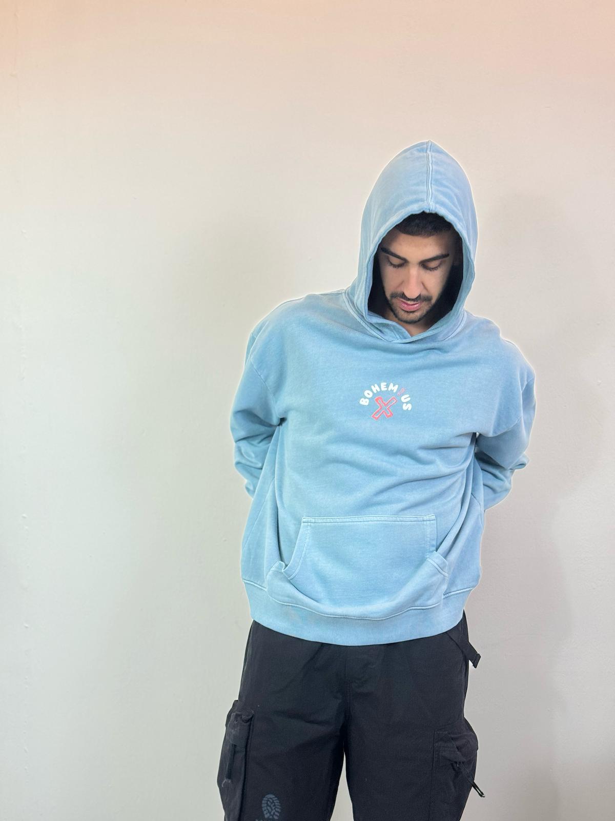SUDADERA CON CAPUCHA CELESTE GLOBO ROJO