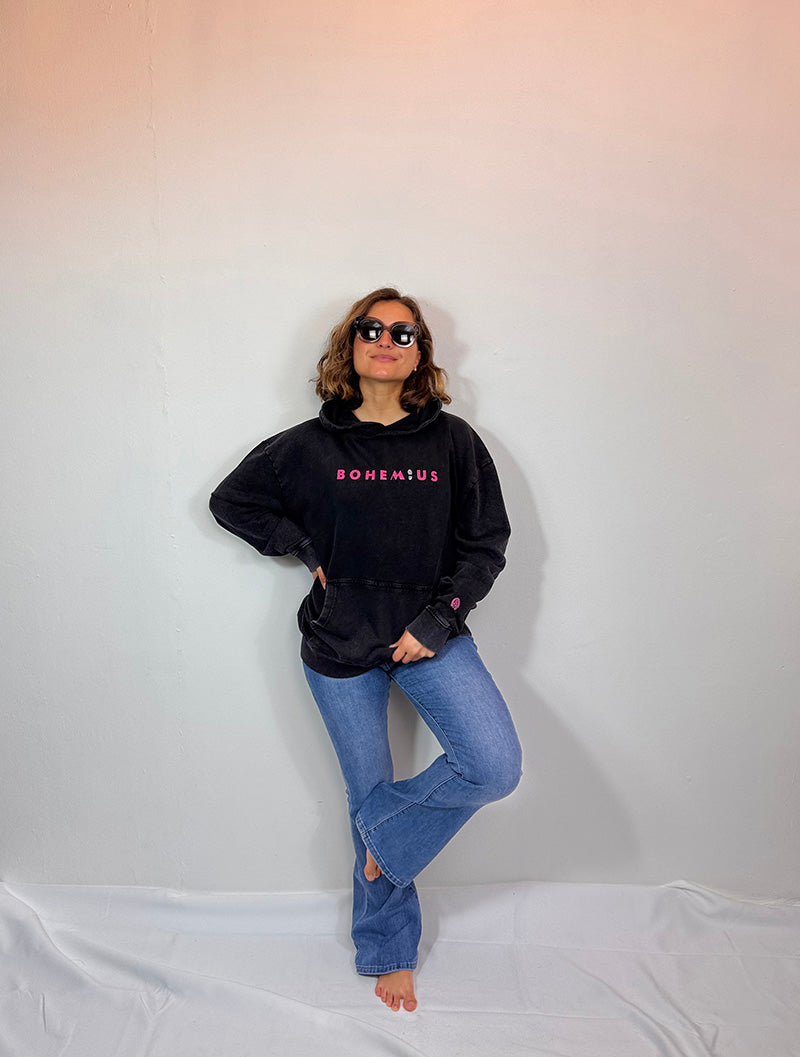 SUDADERA NEGRA CON  CAPUCHA HUELLA