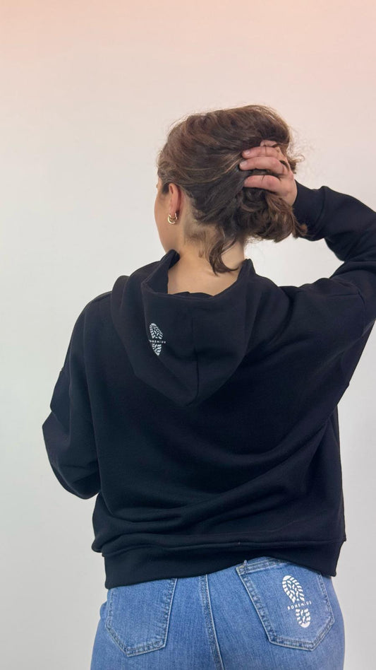 SUDADERA NEGRA CON CAPUCHA PREMIUM
