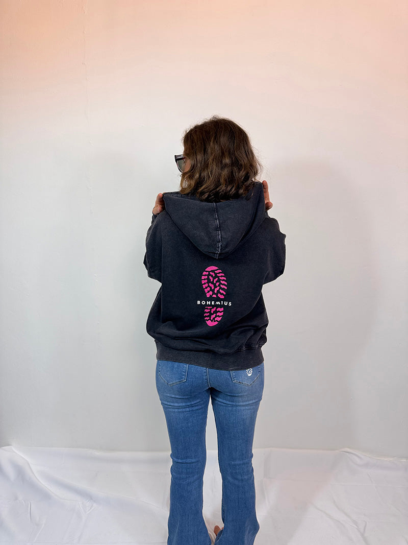 SUDADERA NEGRA CON  CAPUCHA HUELLA