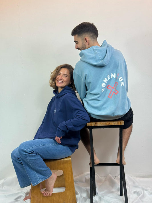 SUDADERA CON CAPUCHA CELESTE GLOBO ROJO